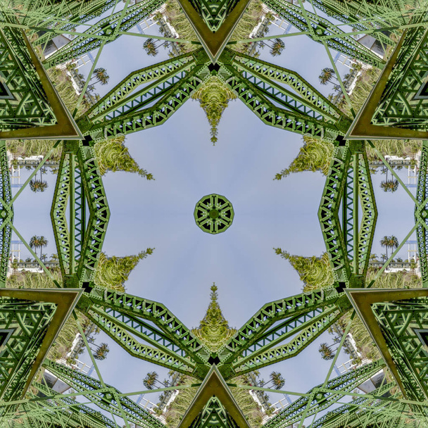 Photo symétrique à répétition créée en doublant une photo d'un pont vert en Californie
 - Photo, image