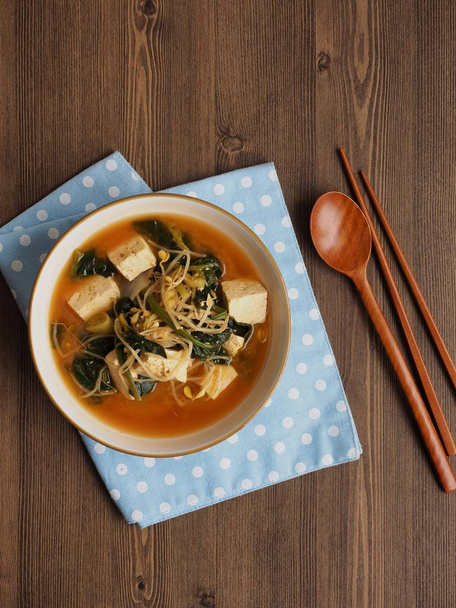 Koreaans eten spinazie en taugé sojabonen pasta soep - Foto, afbeelding