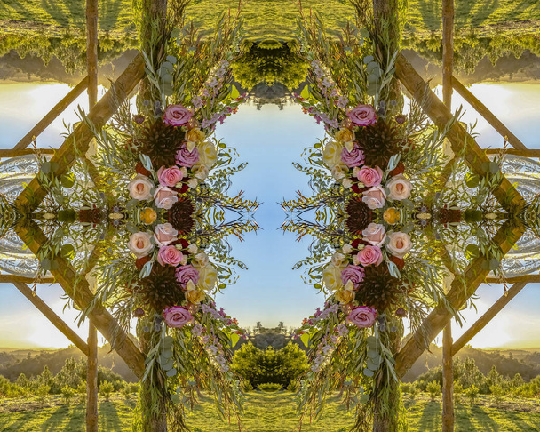 Reflexiva vista simétrica de Chuppah con flores en arreglo circular en la boda en California
 - Foto, Imagen