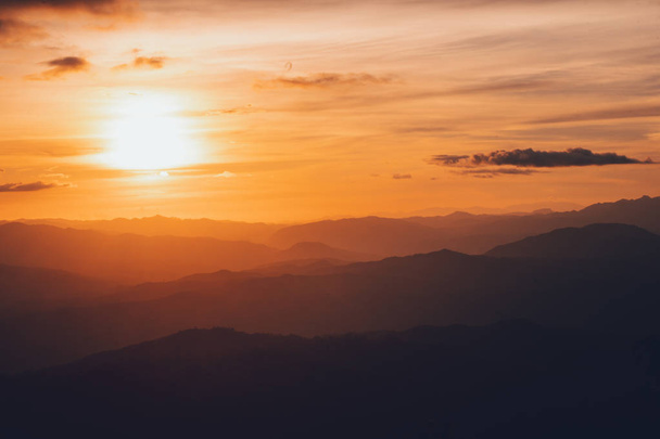 Puesta de sol Vista de la montaña por la noche
 - Foto, imagen