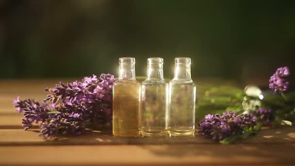 ätherisches Lavendelöl in schöner Flasche auf dem Tisch - Filmmaterial, Video