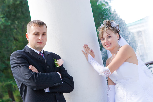 Couple nouvellement marié dans le parc
 - Photo, image
