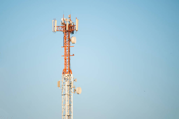 5g antena moderna de la estación de telecomunicaciones de la TV y del teléfono inteligente contra el cielo en las ciudades
 - Foto, Imagen