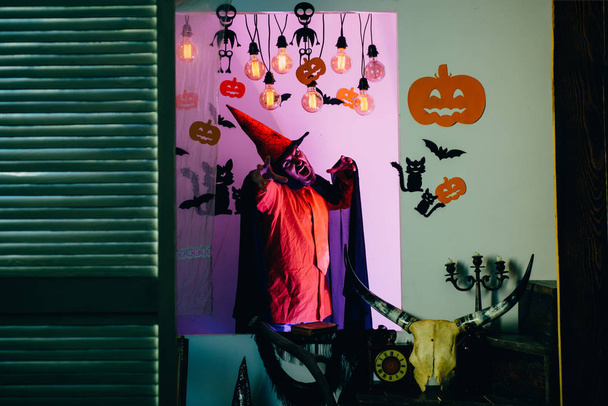 Homme d'Halloween avec sourire sur fond sombre. Halloween homme avec citrouille dans l'obscurité
. - Photo, image