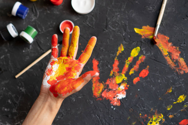 eco paint drawing fo kids, hand palm draw imprint finger on adrk surfaces - Foto, afbeelding