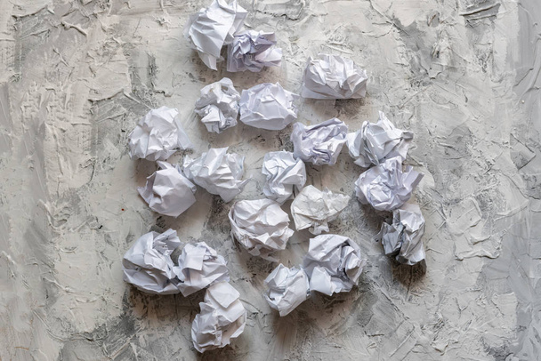 algunas bolas de papel blanco en la mesa en la oficina, lío en la mente
 - Foto, Imagen