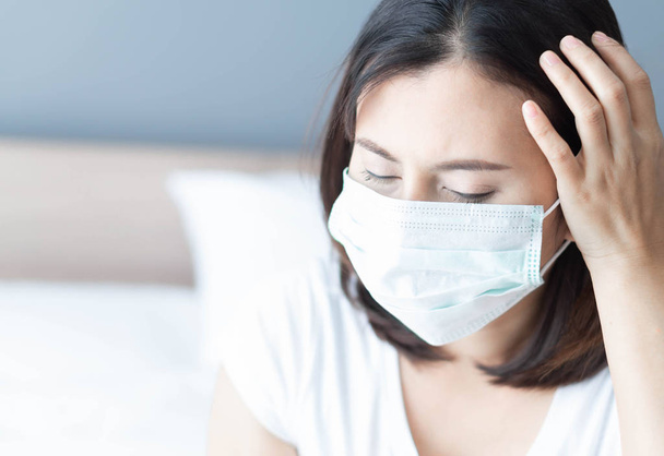 Close up donna malata indossa maschera medica viso sdraiata sul letto bianco, l'assistenza sanitaria e il concetto
 - Foto, immagini