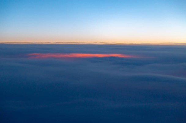 Cloudscape z góry. Widok przez okno nowoczesnego strumienia powietrza - Zdjęcie, obraz