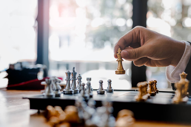 Podnikatel hraje šachy porazit soupeře s strategie conce - Fotografie, Obrázek