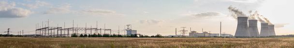 Aşırı çözünürlükte gün batımında panorama nükleer enerji santrali - Fotoğraf, Görsel