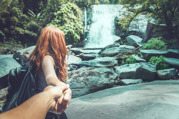 Férfi és nő párok Ázsiában. Séta kéz utazó utazás, természet erdők, hegyek, vízesések - Fotó, kép