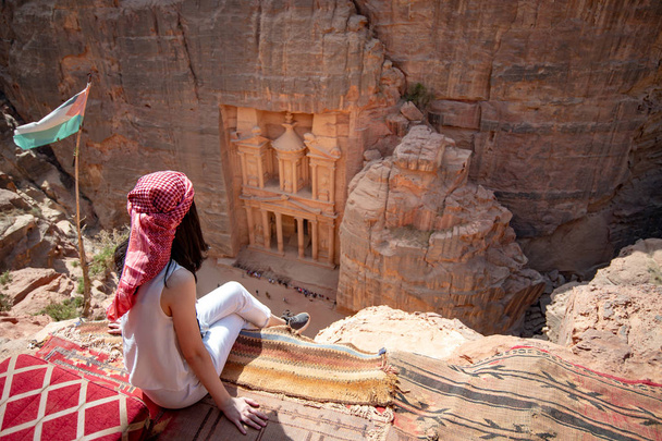 ペトラ、ヨルダンに座っているアジアの女性旅行者 - 写真・画像