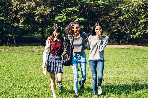 Skupina smějících se mezinárodních studentů nebo Teenageři stojící v Wi - Fotografie, Obrázek