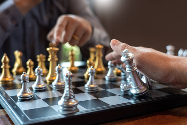 Hombre de negocios juego de ajedrez en movimiento para la competencia de negocios y equipo
 - Foto, Imagen