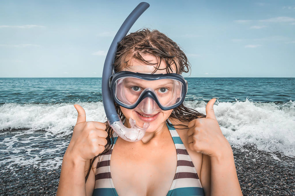 Nő a snorkeling maszk, a búvárkodás áll, közel a tengerhez - Fotó, kép