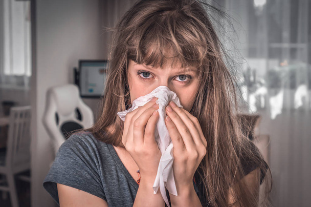 Femme malade avec grippe ou éternuement froid dans le mouchoir
 - Photo, image