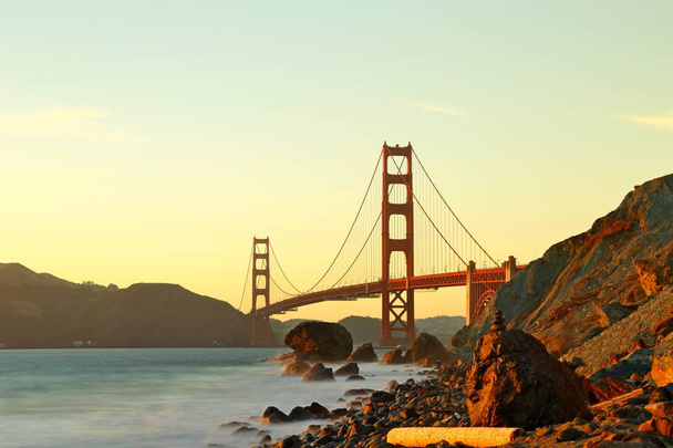 χρυσή γέφυρα πυλών στο Σαν Φρανσίσκο της Καλιφόρνια μετά από το ηλιοβασίλεμα. - Φωτογραφία, εικόνα