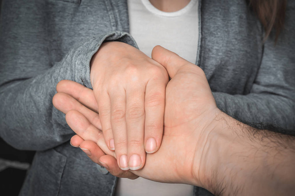 Руки касаются друг друга - вместе, помогая, сочувствуя друг другу
 - Фото, изображение