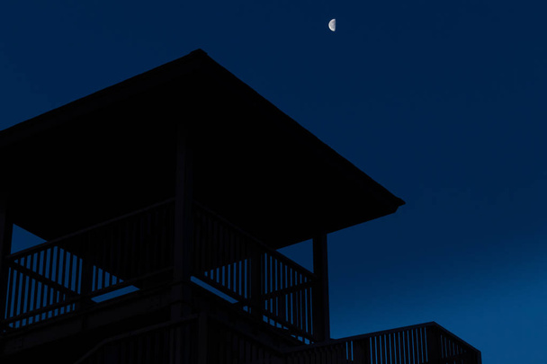 Silhouette de maison avec lune en arrière-plan
 - Photo, image