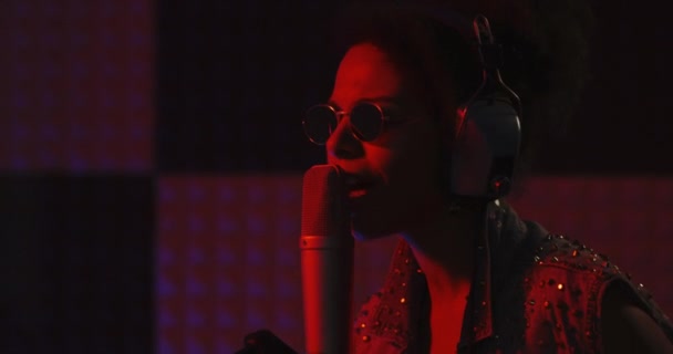 Donna cantare in cabina di registrazione
 - Filmati, video