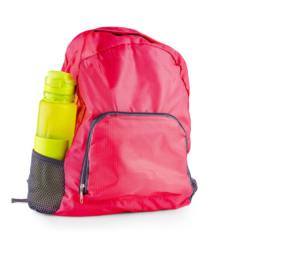 Czerwona damska torba sportowa z butelką sportową na wodę wyizolowaną na białym tle - Zdjęcie, obraz