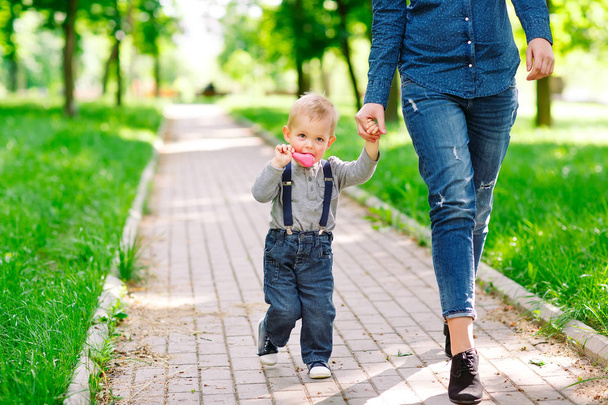 Mom and son walking in the summer park. - Foto, immagini