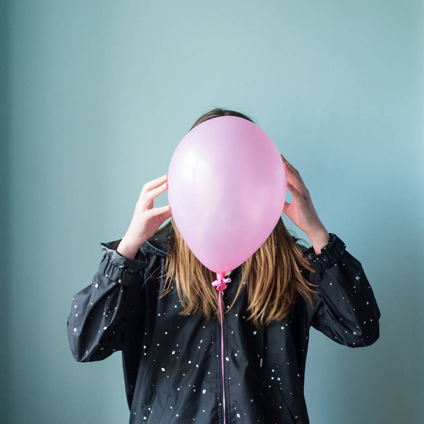 menina adolescente com balão rosa sobre o rosto
 - Foto, Imagem