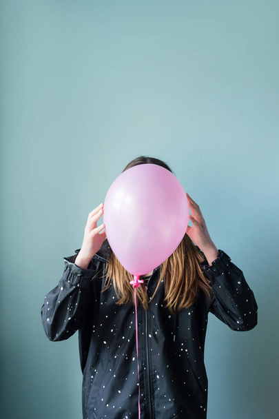 menina adolescente com balão rosa sobre o rosto
 - Foto, Imagem