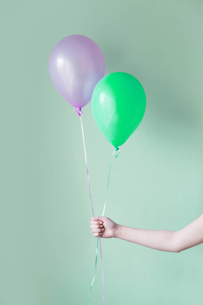 hand houden van twee ballonnen - Foto, afbeelding
