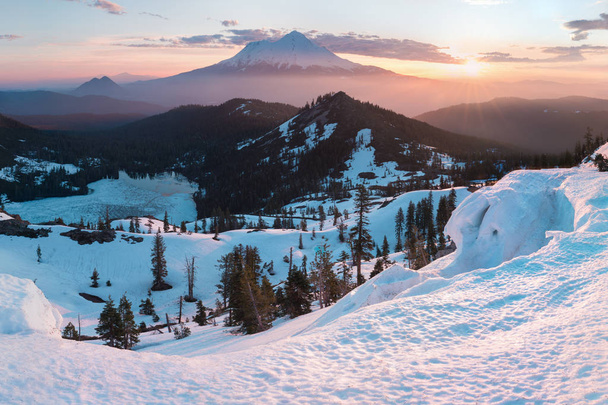 A 10,492 pies de altura, el Monte Jefferson es la segunda montaña más alta de Oregón. Mount Jefferson Wilderness Área, Oregon El volcán Cascade del centro de Oregón cubierto de nieve Mount Jefferson se eleva por encima de un bosque de pinos
 - Foto, imagen