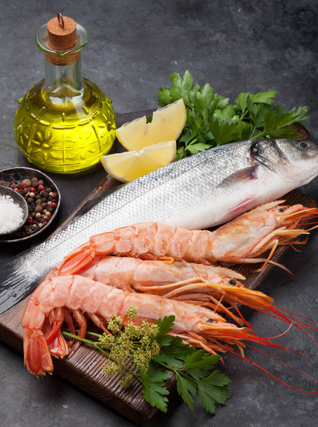 Taze deniz ürünleri. Alabalık ve langostino karides - Fotoğraf, Görsel