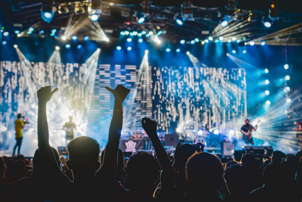 Konsertti väkijoukon siluetteja Music faniklubin show käsi toimintaa, joka seuraa pitempi edessä vaiheessa seurata valoa, musiikkia ja konsertti käsite
 - Valokuva, kuva