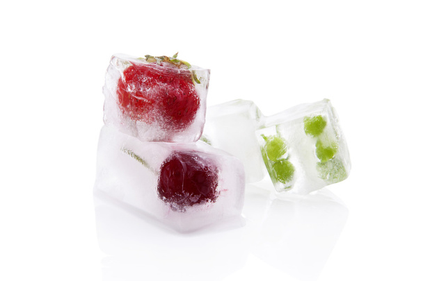 Obst und Gemüse in Eis eingefroren. - Foto, Bild