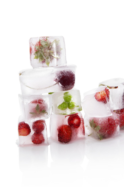 Fruits frozen in ice. - Foto, Bild