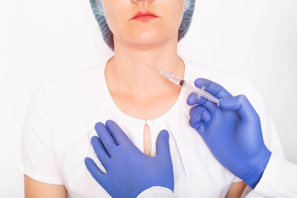 New modern non-surgical procedure for the treatment of thyroid nodules and cysts with sclerotherapy, procedure - Φωτογραφία, εικόνα