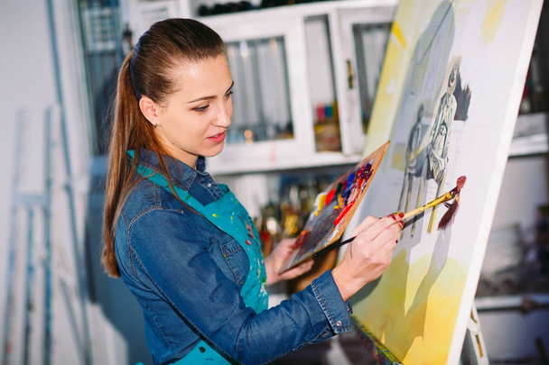 Beautiful Girl in a Painting Studio draws a picture. - Foto, immagini