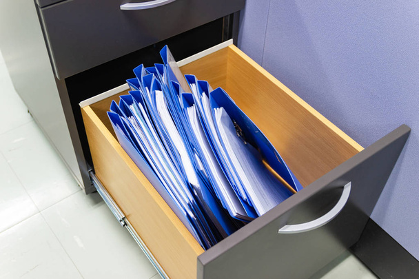 Документи синьої теки файлів У збереженні шафи файлів
   - Фото, зображення