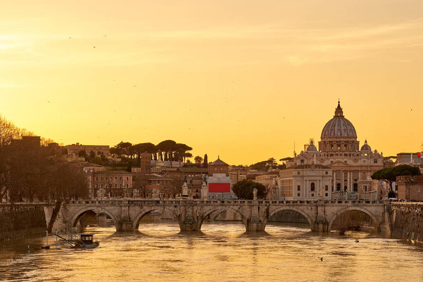 Pietarin katedraali ja Tiber-joki auringonlaskun aikaan Roomassa
 - Valokuva, kuva