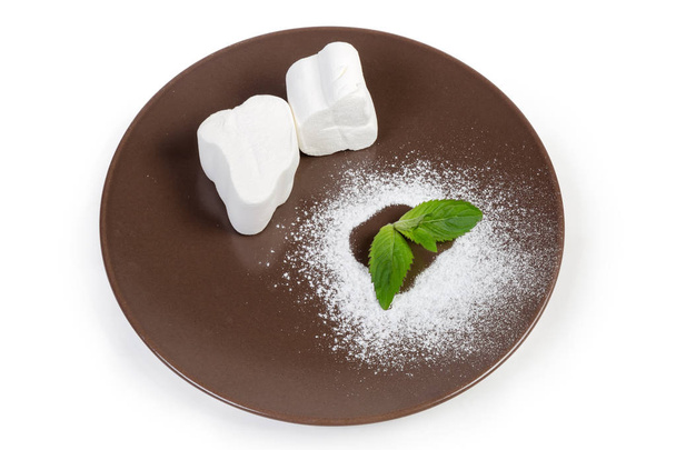 Witte marshmallow op een bruine schaal op witte achtergrond - Foto, afbeelding