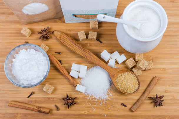 Açúcar branco e mascavo em diferentes formas e algumas especiarias
 - Foto, Imagem