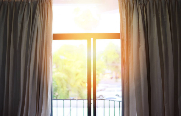 окно спальни утром - солнечный свет через в комнате открытой у.е.
 - Фото, изображение