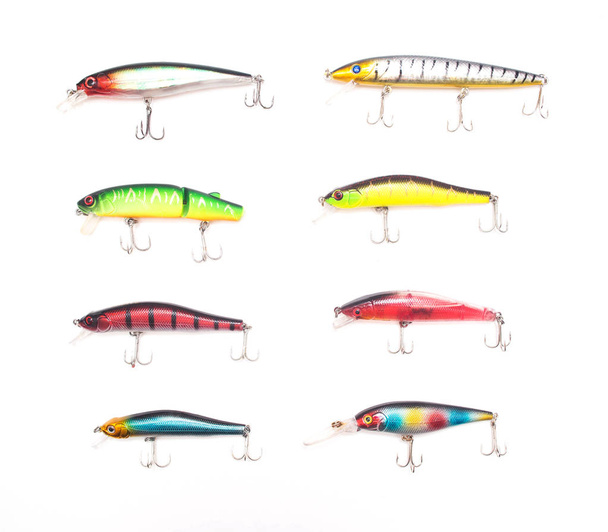 Bola de señuelo multicolor y wobblers para la pesca sobre un fondo blanco, aislado, artes de pesca
 - Foto, imagen