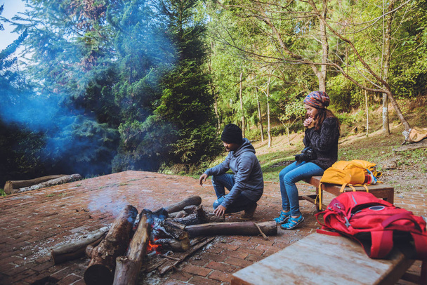 山の上のカップルの旅行写真の自然は、休日にリラックスします。ロマンス愛好家キャンプ火災冬 - 写真・画像