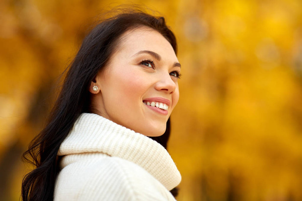 portrait of happy young woman in autumn park - Фото, изображение