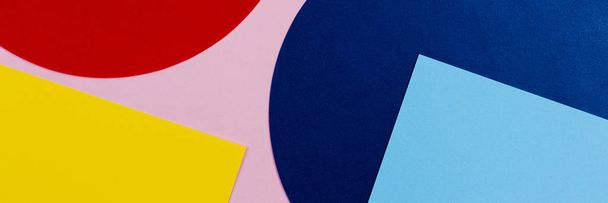 Φόντο των χαρτιών της μόδας στο στυλ της γεωμετρίας του Μέμφις. Κίτρινο, μπλε, ανοιχτό μπλε, κόκκινο και παστέλ ροζ χρώματα. Κορυφαία θέα, επίπεδη - Φωτογραφία, εικόνα
