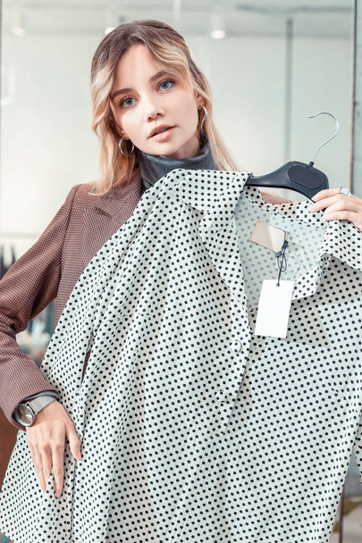 Mujer joven de ojos azules se siente increíble mientras va de compras
 - Foto, Imagen
