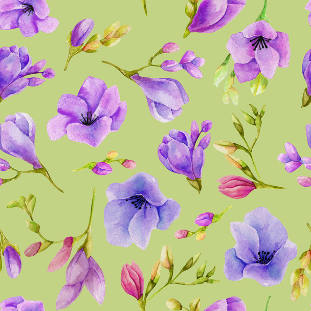 Acuarela púrpura freesia flores patrón sin costuras, dibujado a mano sobre un fondo verde
 - Foto, Imagen