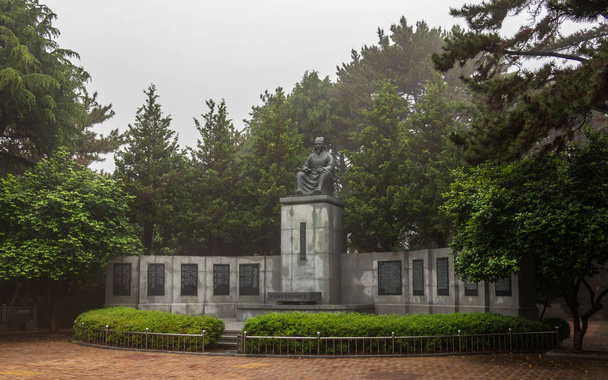 Choe Chiwonin patsas Dongbaek Parkissa sumuisena päivänä. Keskusmuistomerkki. Haeundae-gu, Busan, Etelä-Korea. Aasia
. - Valokuva, kuva