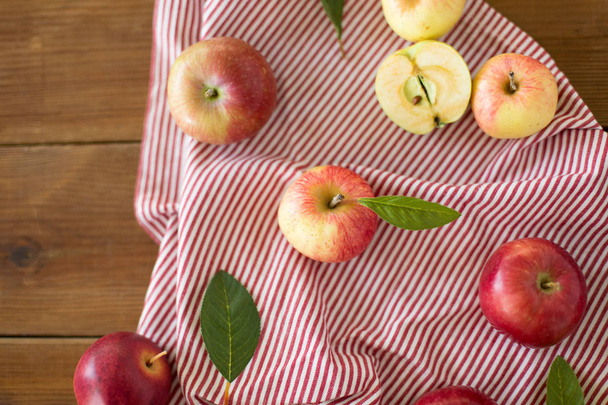 Спелые красные яблоки на деревянном столе - Фото, изображение
