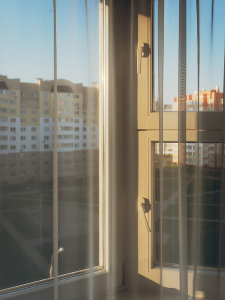 cadre de fenêtre en bois avec poignée. fenêtre appartement
 - Photo, image